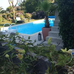 Roulotte De Luxe Vue 180° ,et Un Ha De Verdure Tente de luxe Plougastel-Daoulas